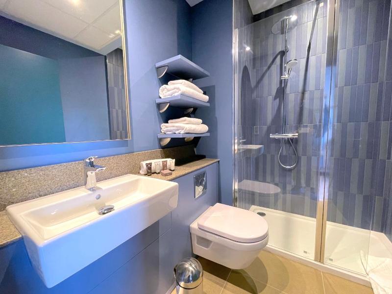 Hex Wildlife Hotel At Yorkshire Wildlife Park image