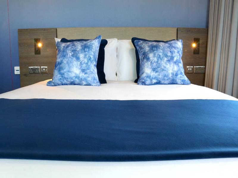 Hex Wildlife Hotel At Yorkshire Wildlife Park image