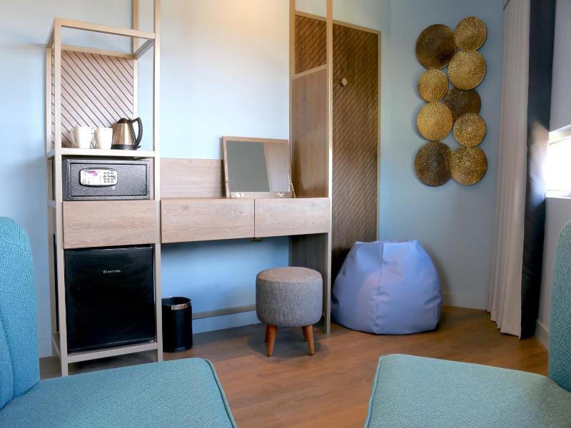Hex Wildlife Hotel At Yorkshire Wildlife Park image