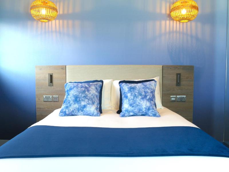 Hex Wildlife Hotel At Yorkshire Wildlife Park image