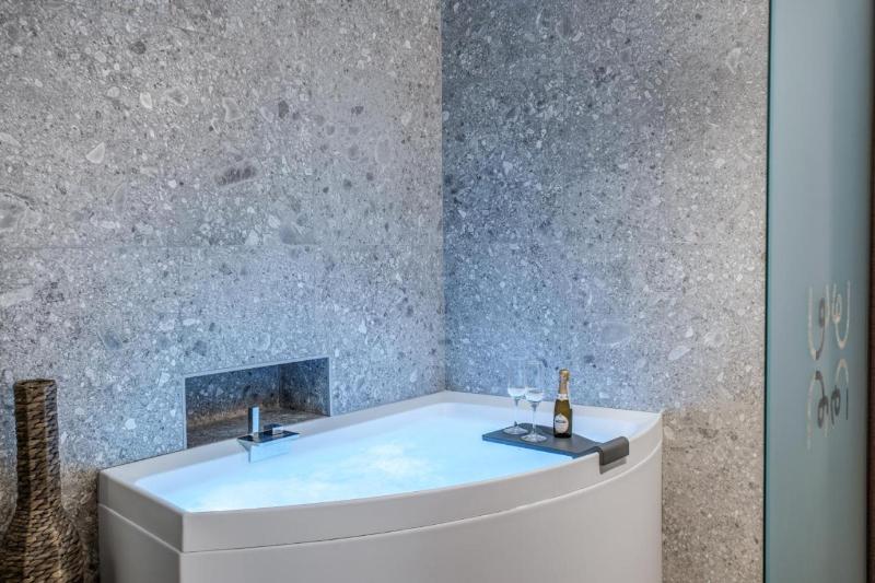 Pax Hotel image