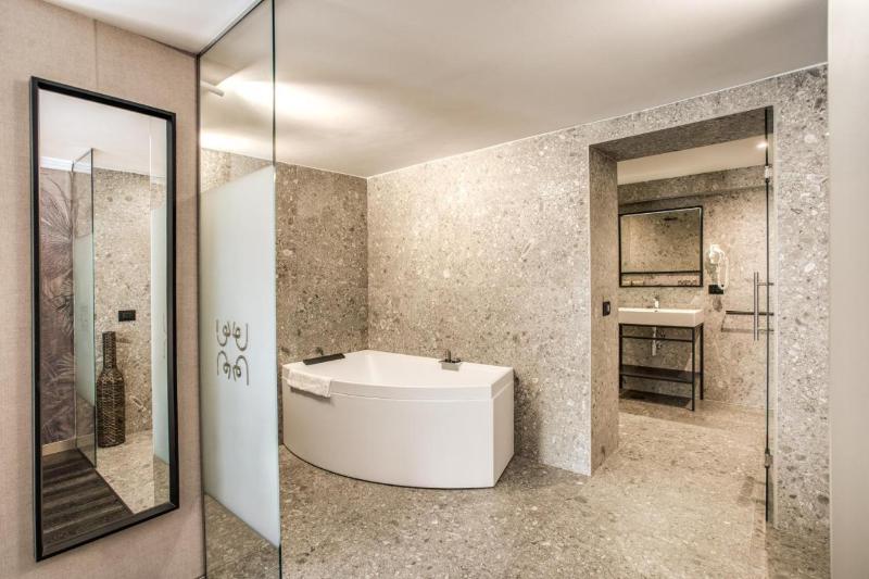 Pax Hotel image