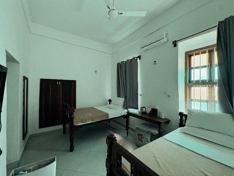 Stonetown Tides Hotel image
