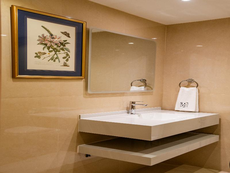 Luxe Avenue Hotel image