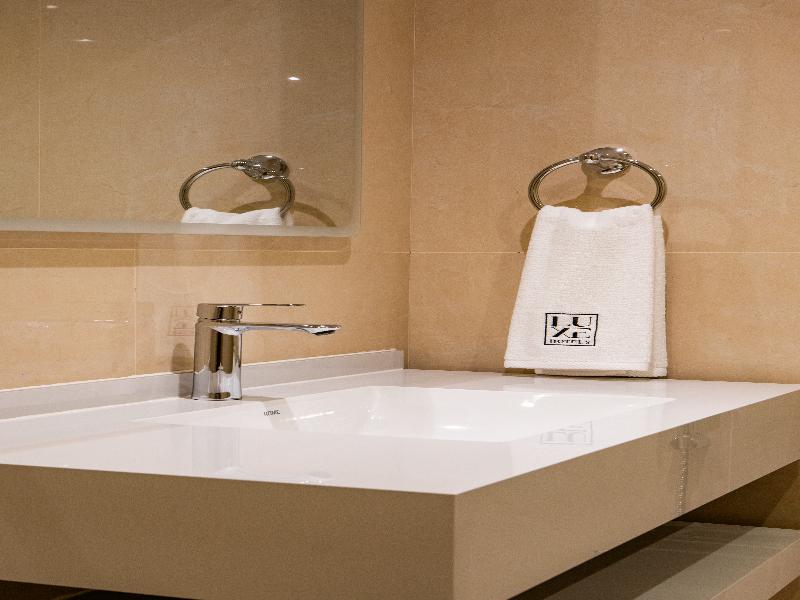 Luxe Avenue Hotel image