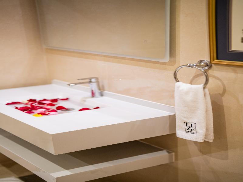 Luxe Avenue Hotel image