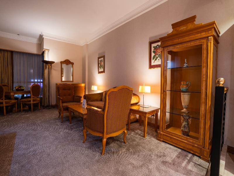 Luxe Avenue Hotel image