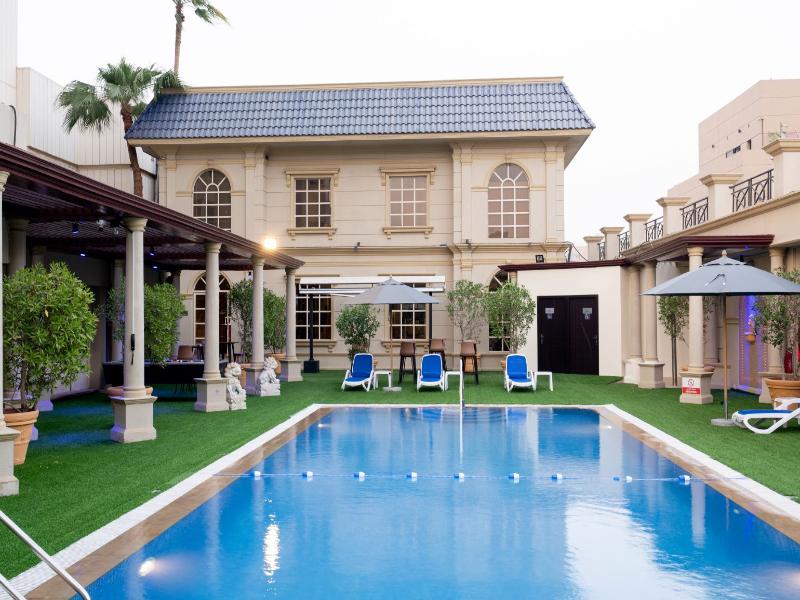 Luxe Avenue Hotel — view