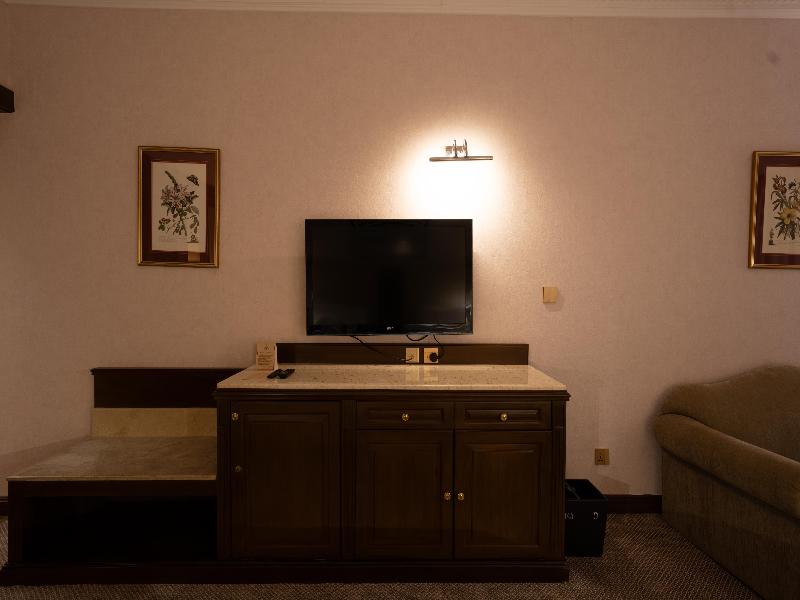 Luxe Avenue Hotel image