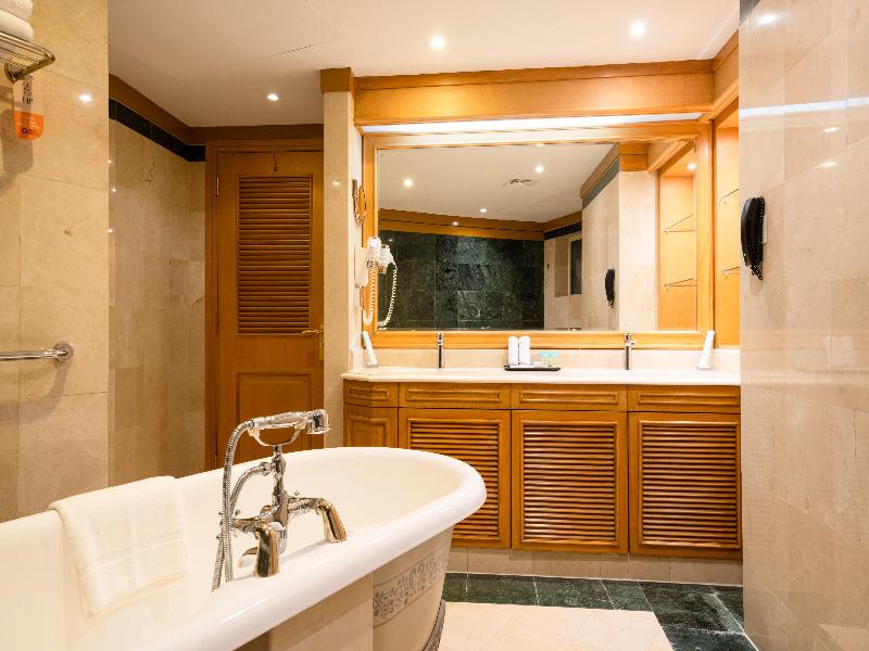 Luxe Avenue Hotel image