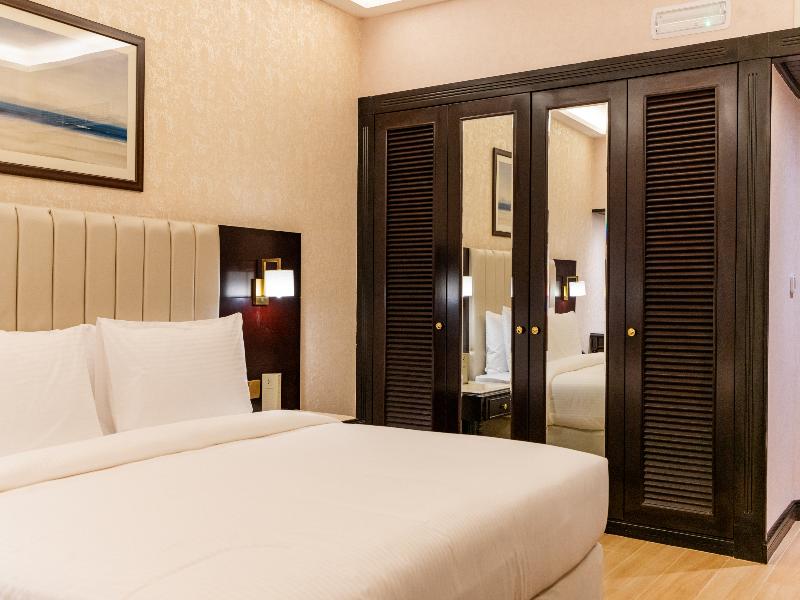 Luxe Avenue Hotel — view