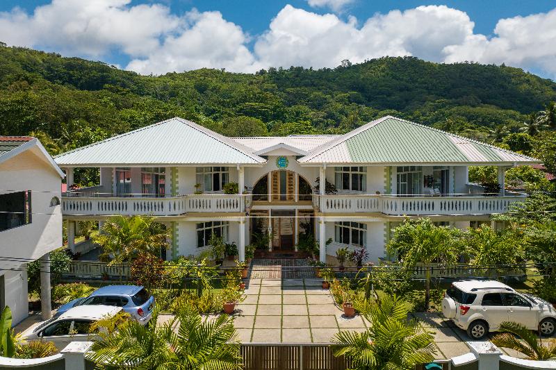 340 Degrees Mountain View Apartments image