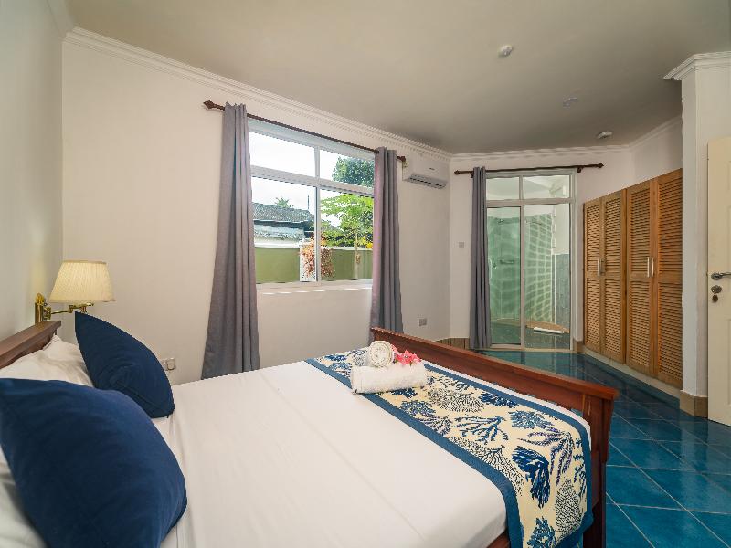 340 Degrees Mountain View Apartments image