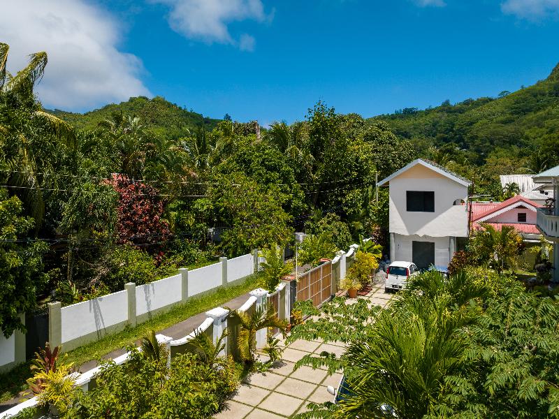 340 Degrees Mountain View Apartments image