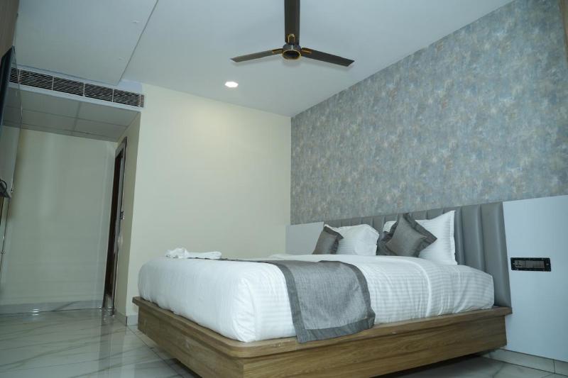 Hotel Phoenix Grand image