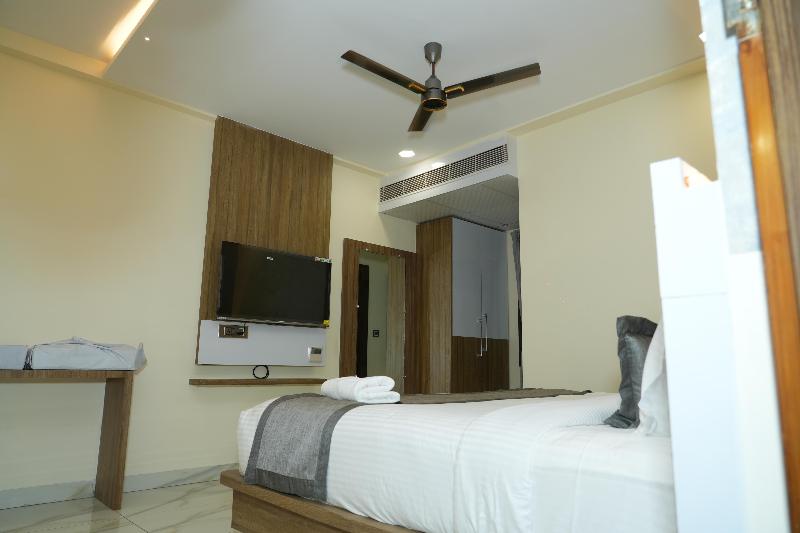 Hotel Phoenix Grand image