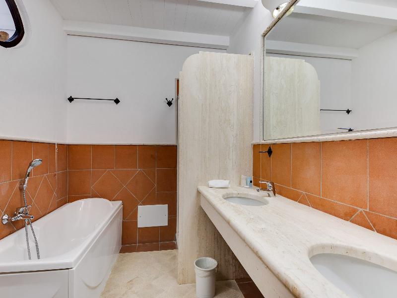 Phi Hotel Sighientu image
