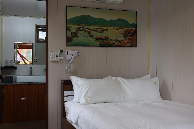 Cat Ba Fishing Village Bay House image