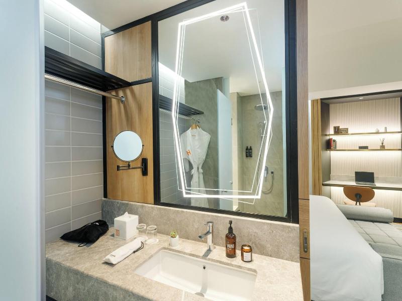 Harris Hotel & Convention Serpong image