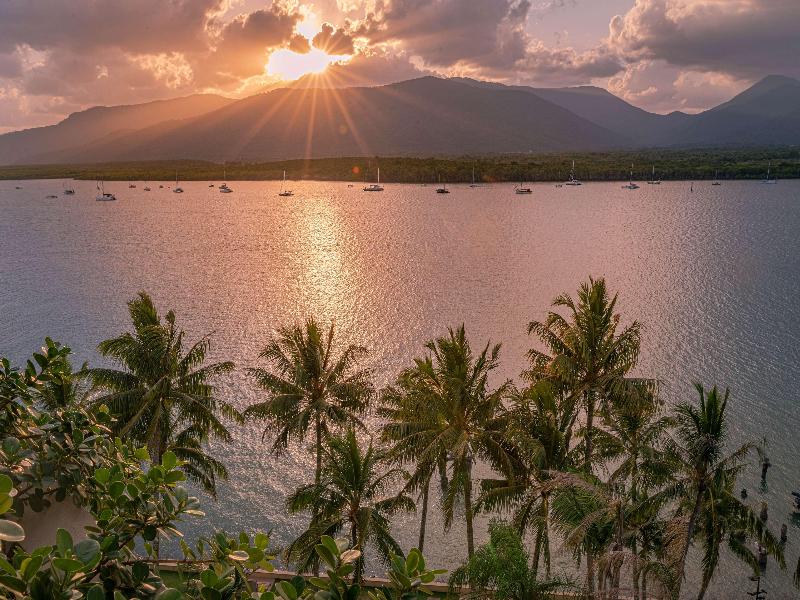Hilton Cairns Hotel image