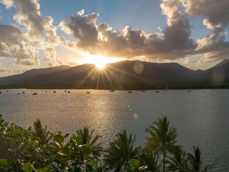 Hilton Cairns Hotel image