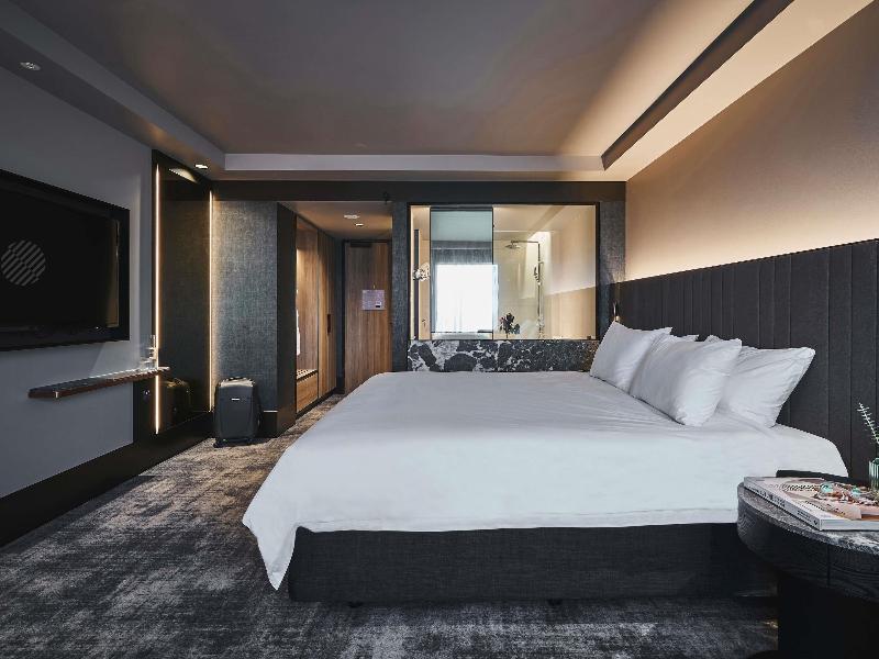 Pullman Melbourne On The Park image