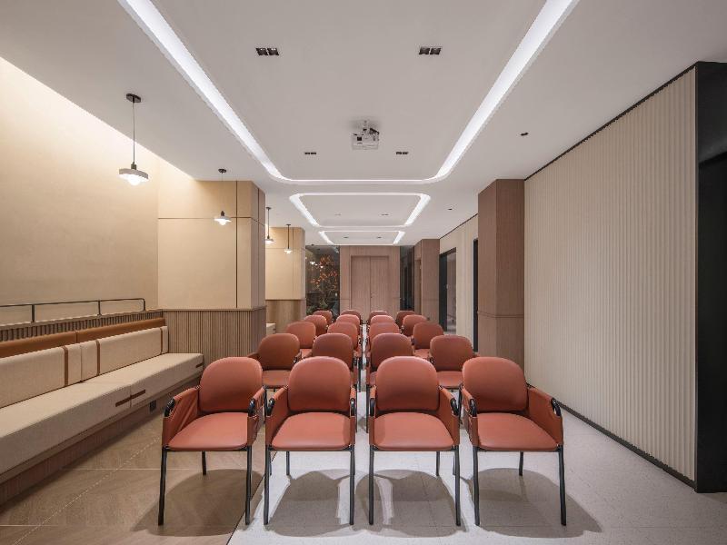 Holiday Inn Express Jinan Quancheng Square by IHG image