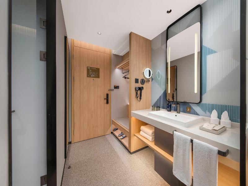 Holiday Inn Express Jinan Quancheng Square by IHG image
