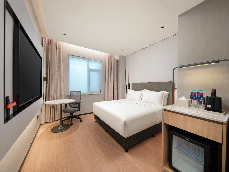 Holiday Inn Express Jinan Quancheng Square by IHG image
