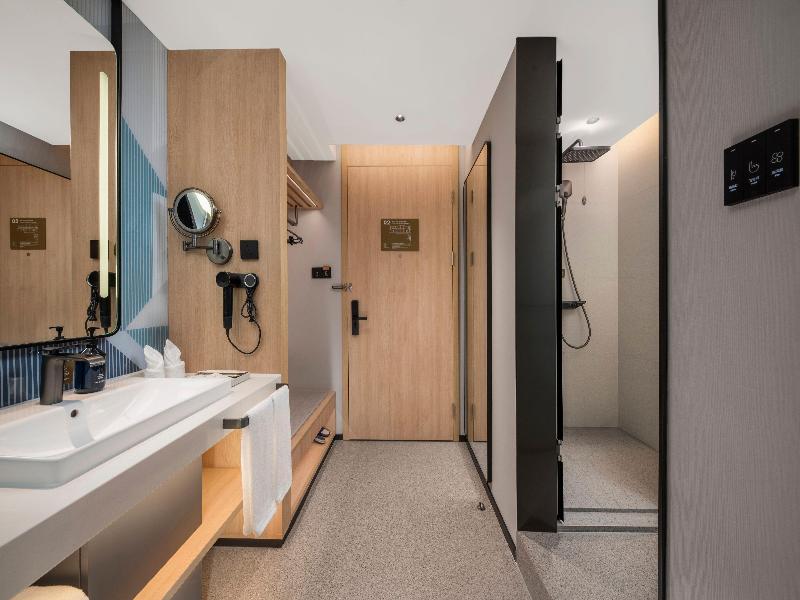 Holiday Inn Express Jinan Quancheng Square by IHG image