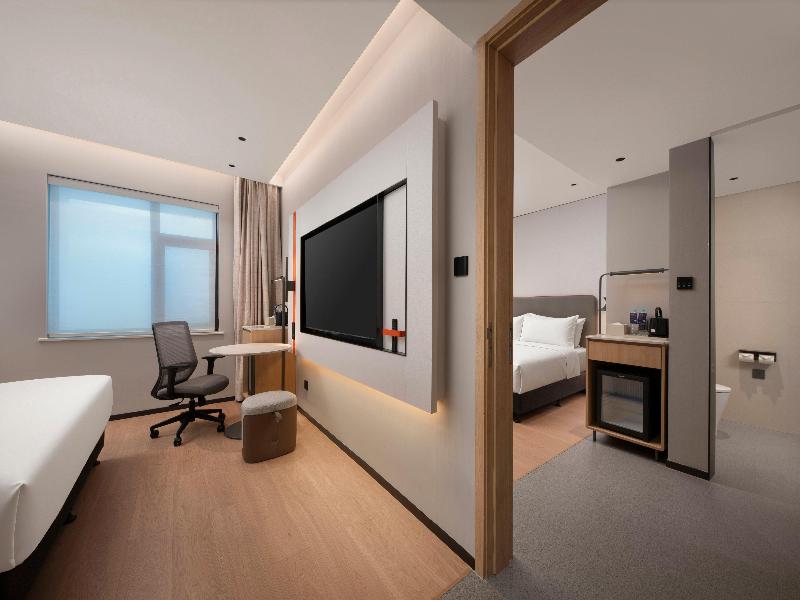 Holiday Inn Express Jinan Quancheng Square by IHG image