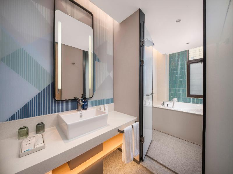 Holiday Inn Express Jinan Quancheng Square by IHG image
