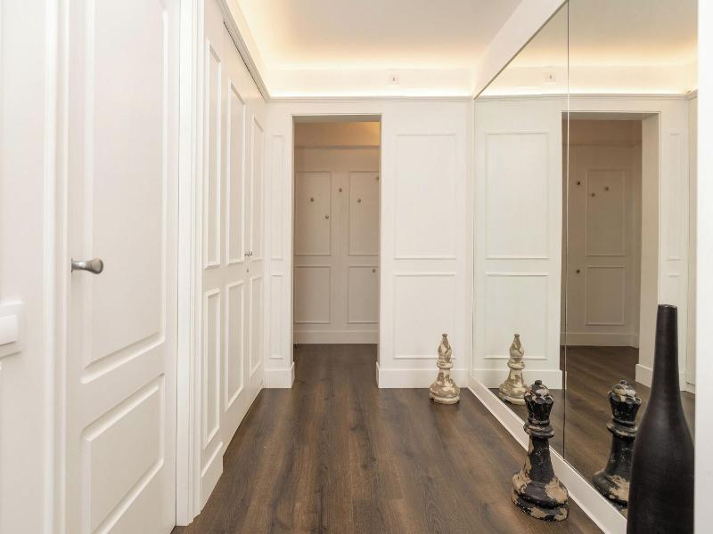 Enjoybcn Coliseum Apartments image