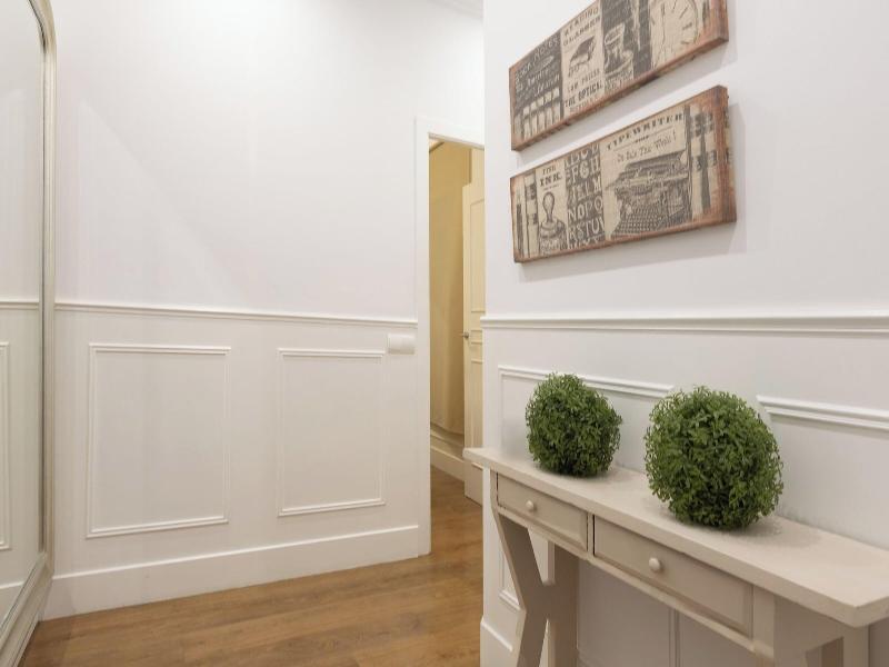 Enjoybcn Coliseum Apartments image
