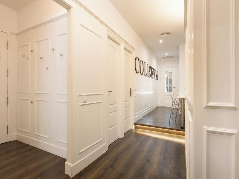 Enjoybcn Coliseum Apartments image
