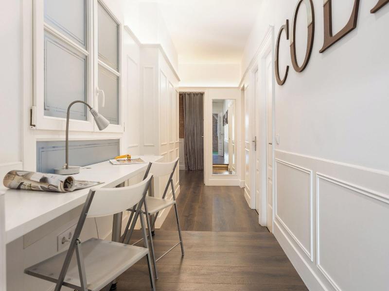 Enjoybcn Coliseum Apartments image