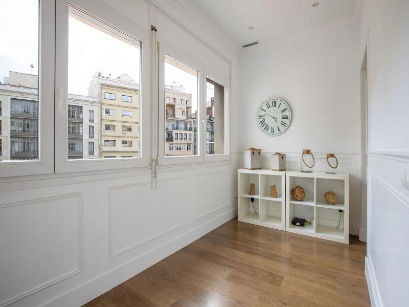 Enjoybcn Coliseum Apartments image