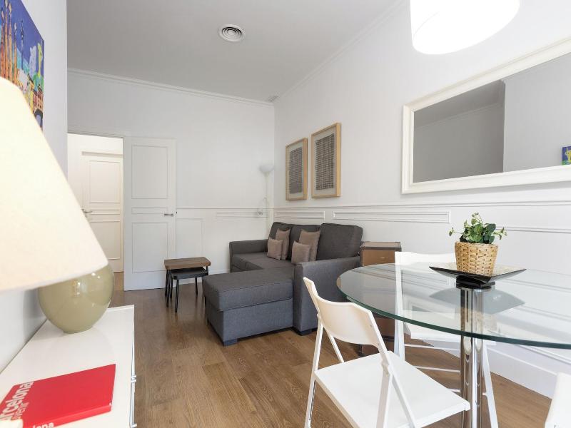 Enjoybcn Coliseum Apartments image