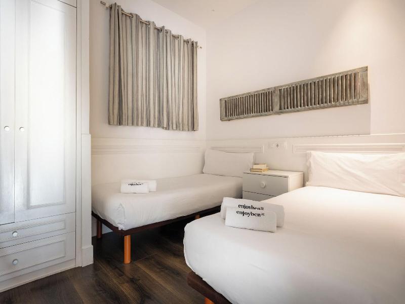 Enjoybcn Coliseum Apartments image