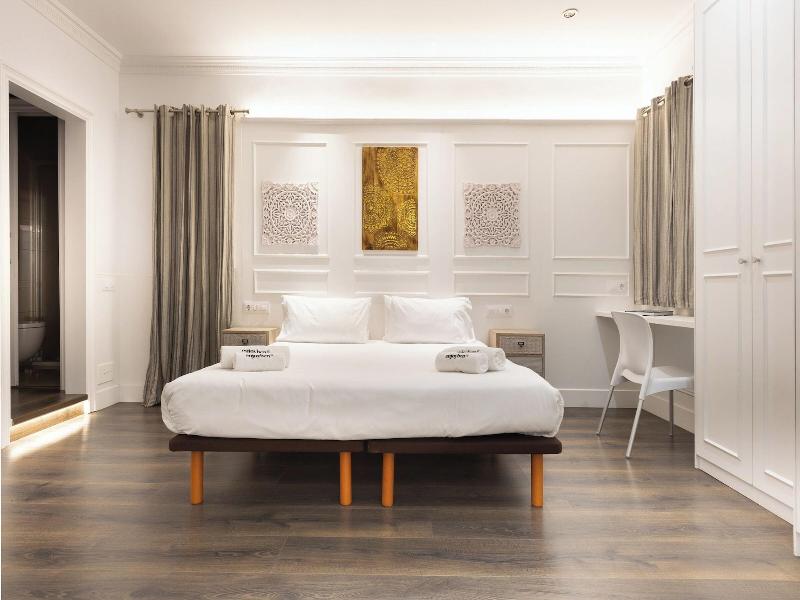 Enjoybcn Coliseum Apartments image