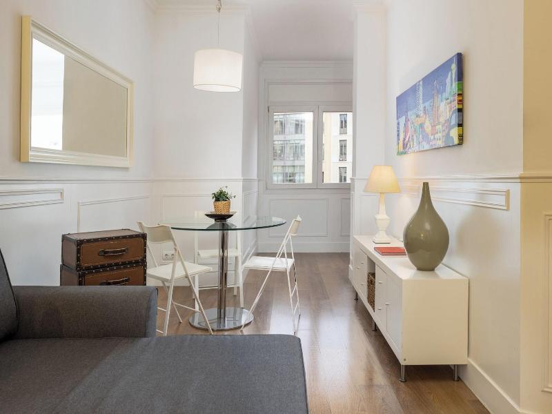 Enjoybcn Coliseum Apartments image