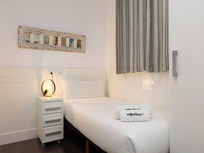 Enjoybcn Coliseum Apartments image