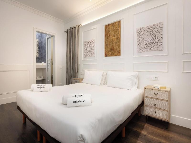 Enjoybcn Coliseum Apartments image