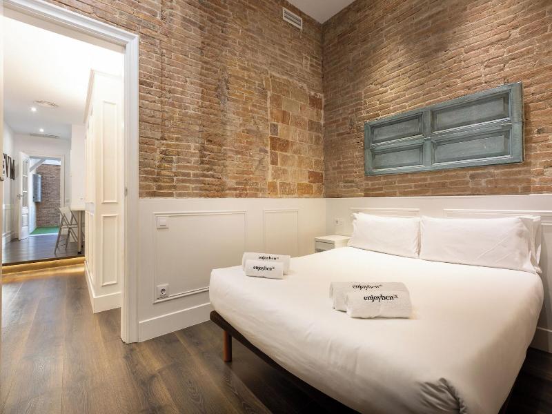 Enjoybcn Coliseum Apartments image