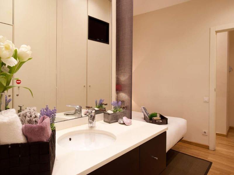 Enjoybcn Coliseum Apartments image
