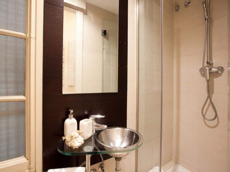 Enjoybcn Coliseum Apartments image