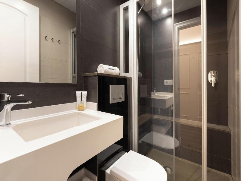 Enjoybcn Coliseum Apartments image