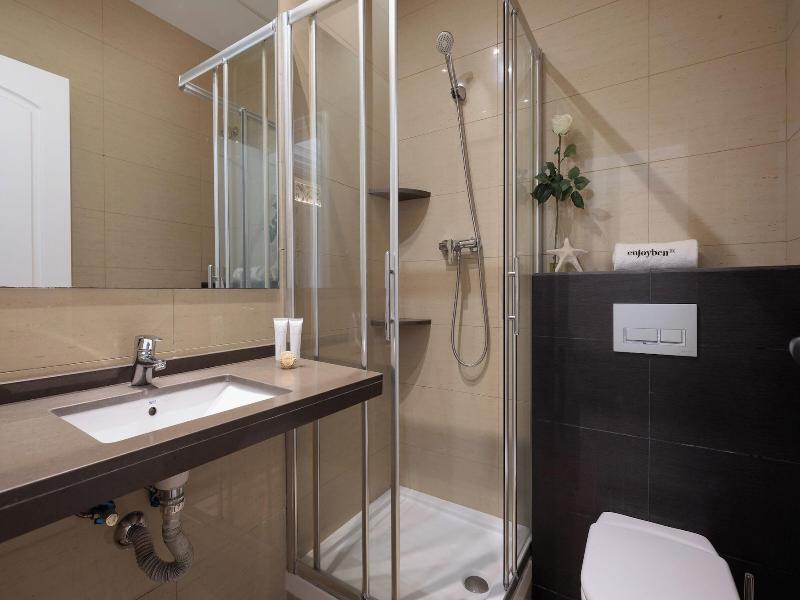 Enjoybcn Coliseum Apartments image