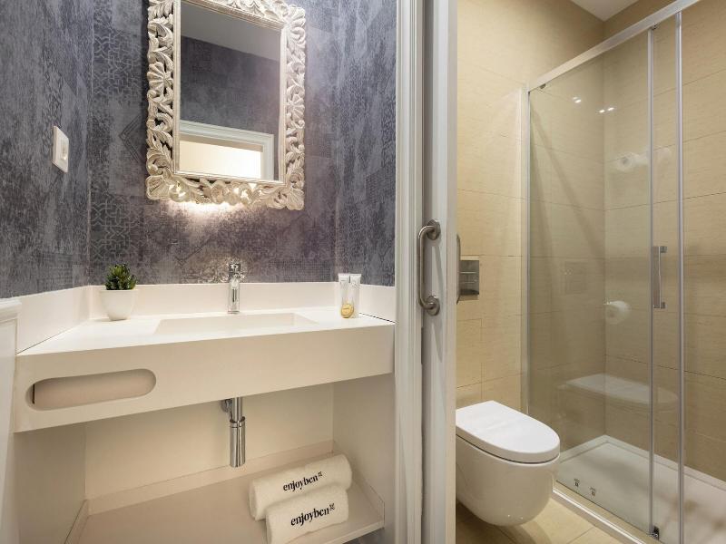 Enjoybcn Coliseum Apartments image