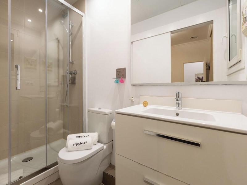 Enjoybcn Coliseum Apartments image
